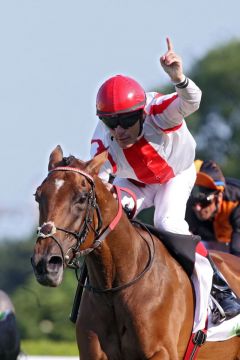 Jockey Lennart Hammer-Hansen jubelt nach seinem Sieg im Almased-Cup mit Daytona Bay. www.galoppfoto.de - Frank Sorge