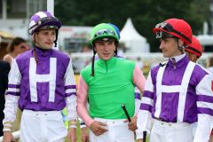 Jockeys Lukas Delozier, Clement Lecoeuvre, und Rene Piechulek (von links) im Portrait beim Derby 2021. ©galoppfoto.de