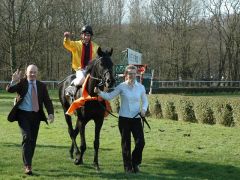 Erster Gruppesieger des Jahres 2013 - Global Thrill mit Adrie de Vries und Trainer Jens Hirschberger. Foto: Gabriele Suhr