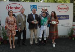 Siegerehrung mit Trainer Andreas Löwe, Jockey Andre Best und Anne Christin Löwe. Foto Suhr