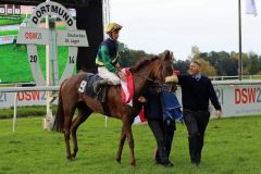 Lars-Wilhelm Baumgarten holt für den Stall Torjäger die klassische St. Leger-Siegerin Kaldera vom Dortmunder Geläuf. Foto: Dr. Jens Fuchs