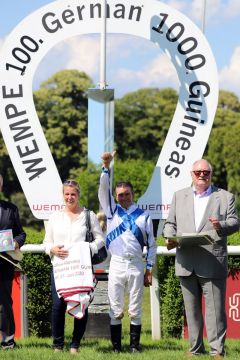 Hans Bierkämper (rechts) mit Adrie de Vries und Trainerin Yasmin Almenräder nach dem Sieg von Lancade in den Wempe 100. German 1000 Guineas am 21.06.2020. ©galoppfoto