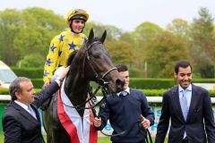 Karpino mit Jockey Andrea Atzeni, seinem erschlankten Besitzer Scheich Fahad Al Thani (rechts) und Trainer Andreas Wöhler nach dem Sieg im Dr. Busch Memorial. Foto: Dr. Jens Fuchs