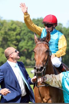 Gestütsleiter Frank Dorff holt die Diana Trial-Siegerin mit Andrasch Starke an Bord in Abwesenheit von Trainer Markus Klug höchstpersönlich vom Geläuf. ©galoppfoto - Frank Sorge 