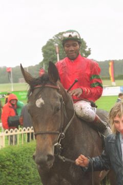 Kazzia nach ihrem Sieg im Zweijährigen-Rennen in Hoppegarten mit Eduardo Pedroza im Dress des Rennstalles Wöhler. www.galoppfoto.de - Frank Sorge