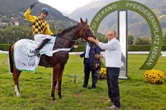 Kazzio mit Cevin Chan nach dem Sieg im Gran Premio Merano, Gr. I. www.galoppfoto.de - Petr Guth