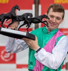 Irlands Championjockey Colin Keane nach dem Derbysieg. Foto: courtesy by Curragh racecourse