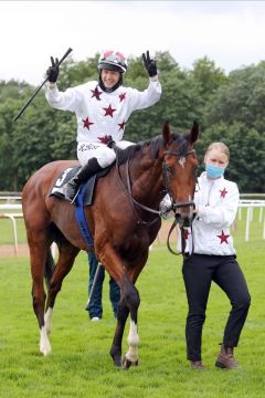 Kellahen mit Andre Best nach dem Sieg im Brümmerhofer-Derby Trial. www.galoppfoto.de - Sabine Brose