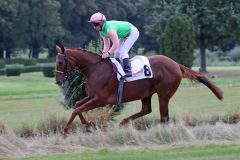 Kenrivash unter Norman Richter beim Aufgalopp zum 96. Großen Preis der Landeshauptstadt Düsseldorf. Foto: Dr. Jens Fuchs