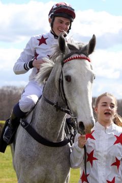 Kimberley's Dream mit Dennis Schiergen nach dem Sieg in Hoppegarten. www.galoppfoto.de - Sabine Brose