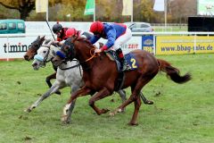 Knappe Angelegenheit: Wonderful Eagle (rechts) gewinnt mit Andrasch Starke das finale BBAG Auktionsrennen vor seiner Stallgefährtin Palatina (Leon Wolff/Mitte) und Mataby (Michal Abik). ©galoppfoto - Stephanie Gruttmann