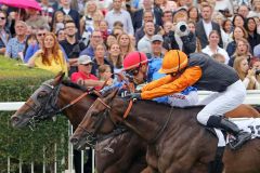 Knappes Finish und eine Überprüfung gab es auch noch - Zerostress (verdeckt) mit Hugo Besnier gewinnt die 153. Goldene Peitsche. ©galoppfoto - Sarah Bauer