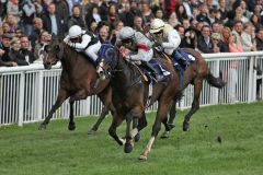 Kolonel mit dem englischen Jockey Harry Bentley gewinnt auf der mittleren Spur. www.galoppfoto.de - Sarah Bauer