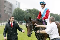 Kommt aus dem Feiern gar nicht mehr raus - Trainer Markus Klug mit Papagena Star und Andreas Helfenbein nach dem Großen Preis von Lotto Hamburg. www.galoppfoto.de - Frank Sorge