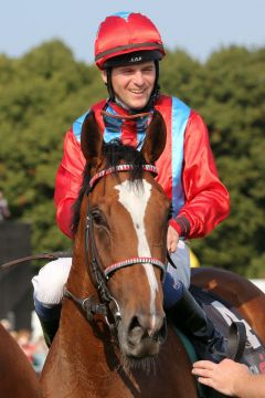 Kosmische mit Jozef Bojko nach dem Sieg im Zweijährigen-Rennen in Bad Doberan. www.galoppfoto.de - Sabine Brose