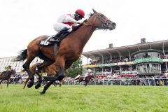 Laccario gewinnt mit Eduardo Pedroza im Sattel das Jubiläumsderby. www.galoppfoto.de 