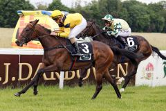 Beim 6. Anlauf klappt's: Laterani gewinnt mit  Wladimir Panov den Aufgalopp mit IDEE Kaffee in Dresden. ©galoppfoto - Sabine Brose