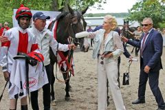 Liberty London mit Eduardo Pedroza, Radek Hennig am Führzügel, Trainer Waldemar Hickst (rechts) und Sonja Wewering nach dem Sieg. ©galoppfoto - Stephanie Gruttmann