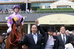 Little Bridge mit Zac Purton und Trainer  Danny Shum (Mitte) nach dem Erfolg in den King's Stand Stakes. www.galoppfoto.de