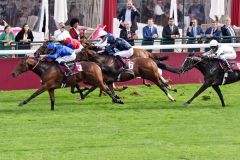 Innen ist Gestüt Schlenderhans Alson (rot-blau mit Frankie Dettori) nur knapp geschlagen von Godolphins Victor Ludorum mit Mickael Barzalona guter Zweiter Prix Jean Luc Lagardère. www.galoppfoto.de - Jimmy Clark