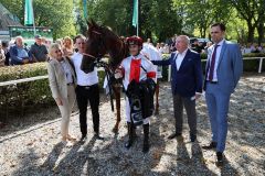 Das Team rund um den St. Leger-Sieger Lordano - mit den Besitzern Manfred Ostermann und Sonja Wewering, dem Trainer Marcel Weiß und Siegreiter René Piechulek -  träumt jetzt vom Melbourne Cup ... ©Dr. Jens Fuchs 