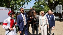 Das Siegerteam um Lovelle nach dem 1. Sieg (v.l.n.r.): Jockey Andrasch Starke, Trainer Marcel Weiß, Sonja Wewering und Manfred Ostermann. ©Dr. Jens Fuchs