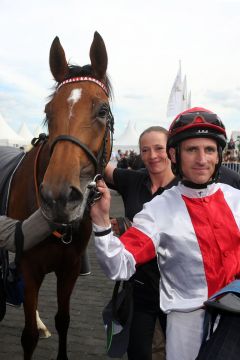 Lovelyn mit Andrasch Starke nach dem Sieg im Hansa Preis. www.galoppfoto.de - Frank Sorge