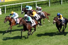 Lucky Speed mit Andrasch Starke gewinnt das Sparda 144. Deutschen Derby vor Tres Blue (Nr. 7) und Nordvulkan (Nr. 19). www.galoppfoto.de - Peter Heinzmann