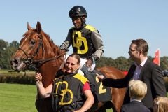 Mac Moneysac mit Eduardo Pedroza und Arno Steguweit nach dem Sieg. www.galoppfoto.de - Sabine Brose