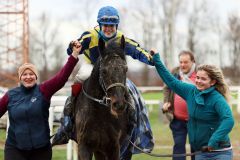 Machen den Sandbahn-Hattrick perfekt -  Sweet Author mit Amina Mathony nach dem Sieg im Preis der Stolzenhoff Catering Company am 1. Renntag des Jahres 2023 in Dortmund. ©galoppfoto - Stephanie Gruttmann