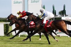 Macht's wie der große Bruder Eric vor einem Jahr: Gabriele Gauls Eastsite One (innen) gewinnt das Zweijährigen-Rennen mit Sabrina Wandt vor Magic Moments (Eduardo Pedroza) und Racy Rules (Stefanie Hofer). www.galoppfoto.de - Francis Bandermann