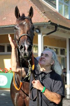 Magritte du Champ mit Besitzer Peter Huber nach dem Sieg bei der Großen Woche 2021. ©galoppfoto - Frank Sorge