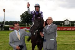 Manfred Hellwig (r.) mit seiner selbstgezogenen Gruppesiegerin Miss Europa mit Andrasch Starke und  Trainer Peter Schiergen nach dem Sieg im Diana Trial 2009. www.galoppfoto.de - Frank Sorge