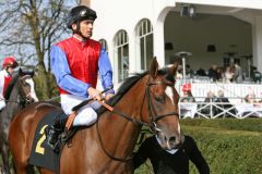 Mawingo mit Adrie de Vries in Hoppegarten - und jetzt auch das Team beim IDEE 142. Deutschen Derby. www.galoppfoto.de