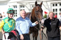 Medaillon mit Vinzenz Schiergen, Trainer Wilfried Schütz und Silke Zimmermann nach dem Sieg in Hamburg. www.galoppfoto.de - Frank Sorge