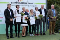 Ehrung im Rahmen des Kölner Renntags: Janina Reese, Friedrike Schloms, Rebecca Danz und Janina Beckmann (ab 2. v. li.) dürfen ab sofort als Publictrainerinnen tätig werden. Foto: Dr. Jens Fuchs