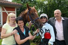 Siegerfoto: Mister Call mit Rene Piechulek, Gert Barsig und Trainerin Claudia Barsig. www.galoppfoto.de - Frank Sorge