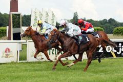 Beim dritten Start legt Mister Call (rechts) mit Rene Piechulek seine Maidenschaft ab. www.galoppfoto.de - Sabine Brose