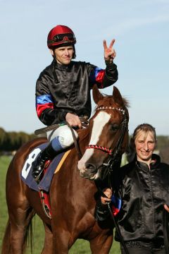 Monami (Sholokhov) mit Jozef Bojko nach dem Sieg im Preis der Winterkönigin. www.galoppfoto.de