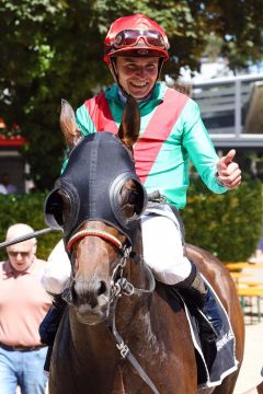 Mooney Love mit Wladimir Panov nach dem überraschenden Listensieg im RaceBets.de Jubiläumspreis in Köln. ©galoppfoto - Sandra Scherning