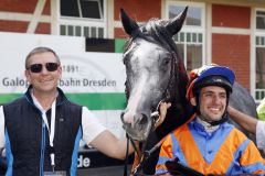 Moonlight Man (später disqualifiziert, s.u.) mit Maxim Pecheur und Trainer Markus Klug nach dem Sieg im Großen bwin Sommerpreis. www.galoppfoto.de - Frank sorge