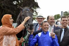 Mostahdaf mit Frankie Dettori, Besitzerin Sheikha Hissa bint Hamdan al Maktoum, Trainer John Gosdon (mit Hut) und Connection nach dem Erfolg in den Juddmonte International 2023. ©galoppfoto - Jimmy Clark