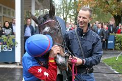 Nancho mit Bayarsaikhan Ganbat nach dem Sieg in der Baden-Württemberg-Trophy. www.galoppfoto.de