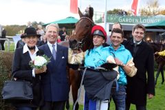 NaukNauka mit Evelyn Krause und Dr. Günter Paul (links), Jockey Andreas Helfenbein und Trainer Markus Klug (rechts). www.galoppfoto.de - Frank Sorge