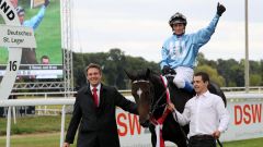 Siegerteam im St. Leger: Near England mit Andreas Helfenbein und Trainer Markus Klug. Foto: Dr. Jens Fuchs