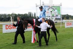 Siegerteam im St. Leger: Near England mit Andreas Helfenbein und Trainer Markus Klug. Foto: Dr. Jens Fuchs