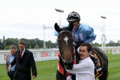 Siegerteam im St. Leger: Near England mit Andreas Helfenbein und Trainer Markus Klug. Foto: Dr. Jens Fuchs