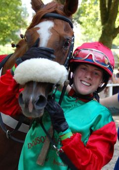 Amateurrennreiterin Silke Brüggemann aus Warendorf sorgte mit der vierjährigen Stute Nephele für die größte Überraschung beim Saisonfinale in Mülheim. www,muelheim-galopp.de - Redaktion MSPW