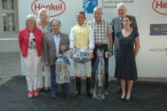 Siegerehrung mit Trainer Mario Hofer, Jockey Terry Hellier und Besitzer Gerd Zimmermann. Foto: Suhr