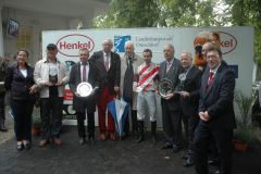 Siegerehrung mit Trainer W. Hickst, Rennvereinspräsident P.M. Endres, Jockey Marvin Suerland und Besitzer Rennvereins-Vizepräsident Albrecht Woeste. Foto: Suhr 